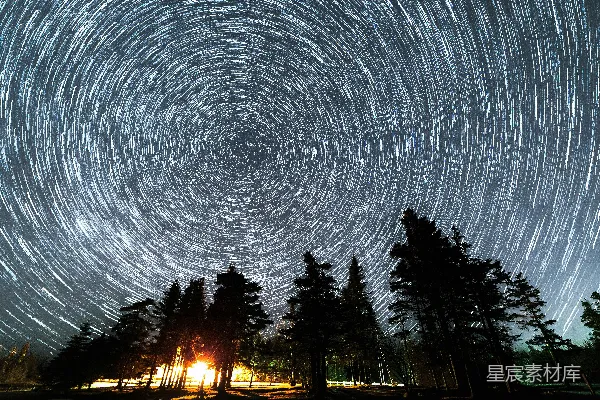 高清摄影 旋转星河下的林间静谧