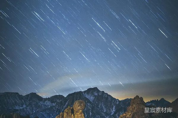 高清摄影 夜空下的星轨与山脉