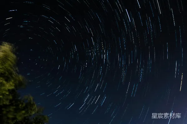 高清摄影 星轨之美：夜空中的旋转光带