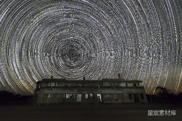 高清摄影 废弃建筑下的星空旋转