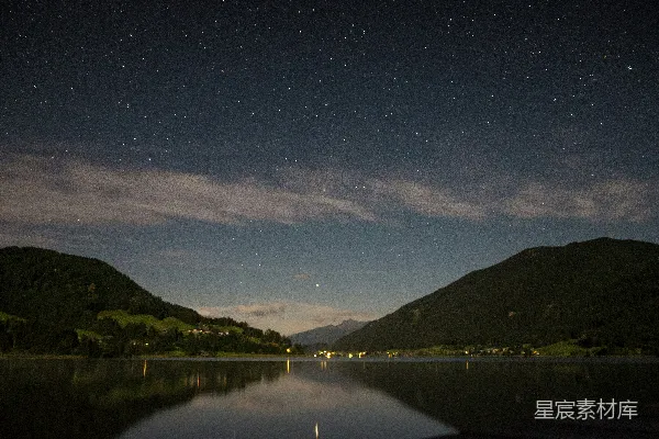 高清摄影 星河下的宁静湖景