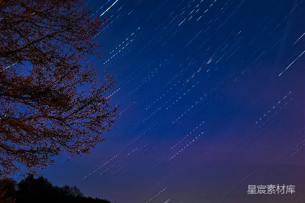 高清摄影 星河倒映湖畔的静谧夜晚
