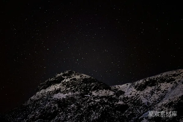 高清摄影 雪山夜空下的星辰