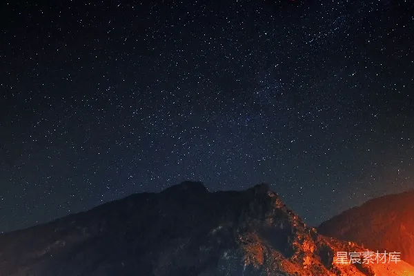 高清摄影 夜空下的山峰