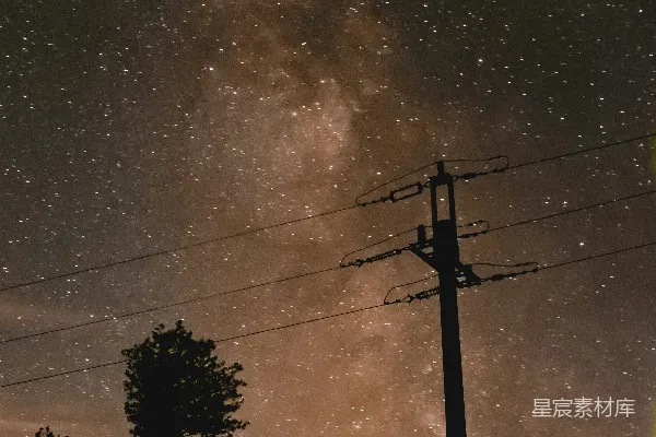 高清摄影 星河下的电线杆