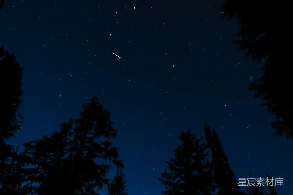 高清摄影 夜空中划过的流星