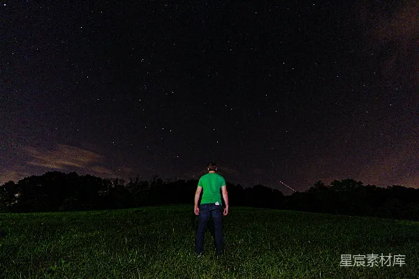 高清摄影 仰望星空的孤独