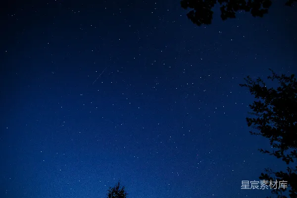 高清摄影 夜空中的流星
