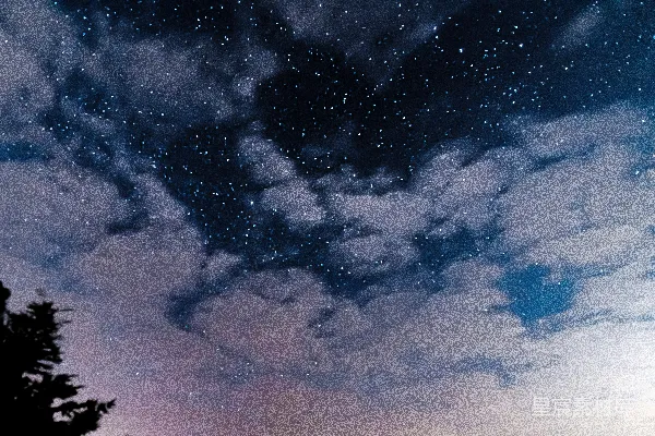 高清摄影 夜空下的星云与云朵
