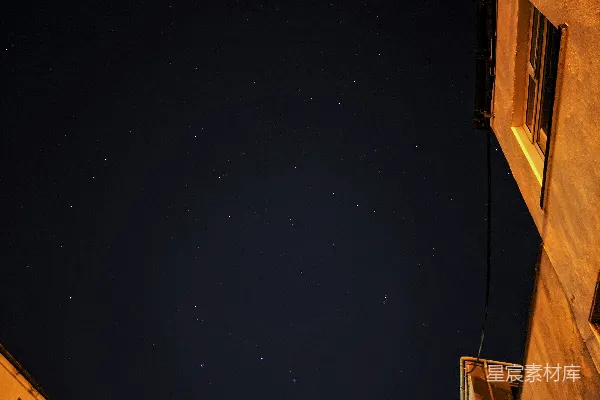 高清摄影 夜空下的建筑与星星