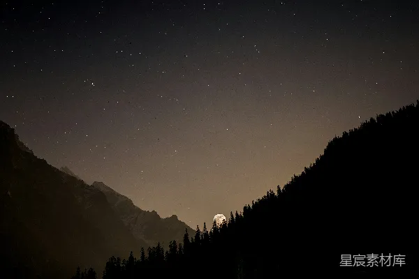 高清摄影 夜幕下的山林与星辰