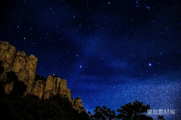 高清摄影 夜空下的岩石与星辰