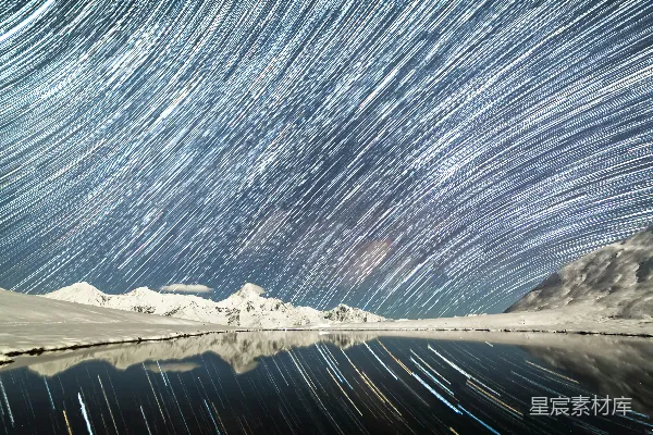 高清摄影 星轨下的雪山倒影