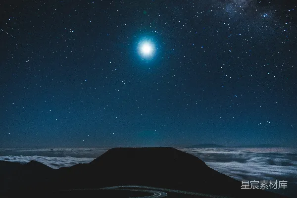 高清摄影 月夜下的山峰与星空