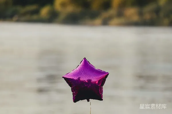 高清摄影 湖畔的紫色星星气球