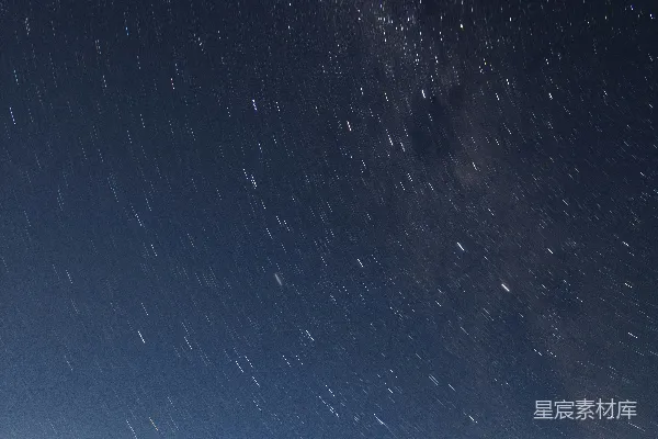 高清摄影 星轨下的山影