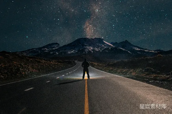 高清摄影 星河下的孤独旅程