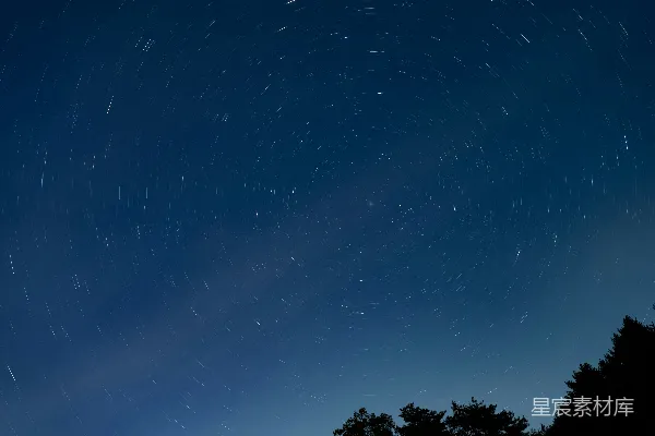 高清摄影 星轨夜空下的静谧