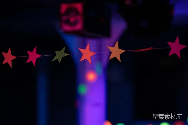 高清摄影 夜空下的彩色星星串灯