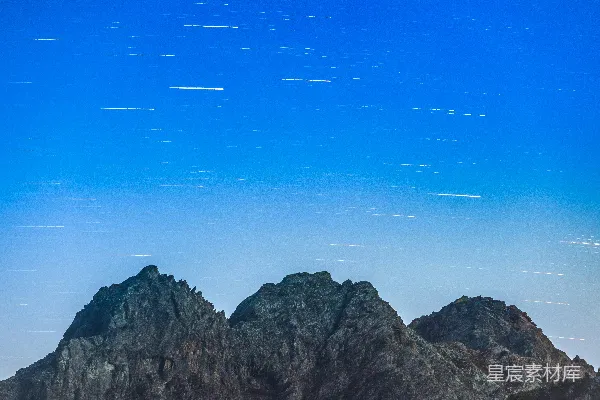 高清摄影 星轨下的山峰
