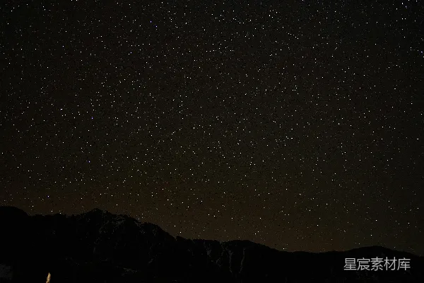 高清摄影 星河与山脉的宁静夜晚