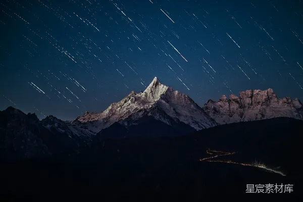 高清摄影 星轨下的雪山