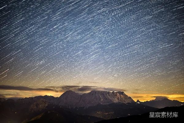 高清摄影 星轨下的壮丽山峰