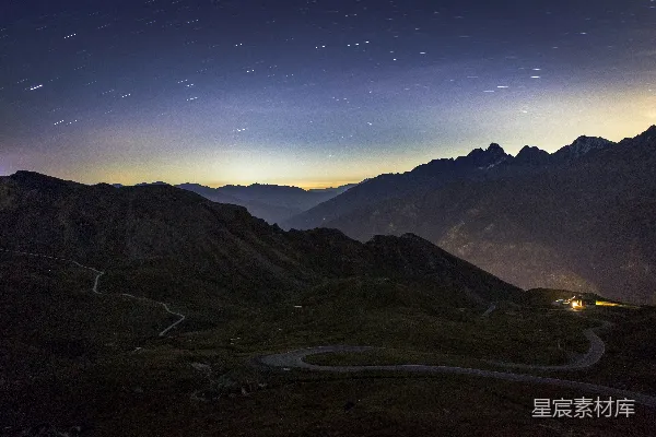 高清摄影 蜿蜒山路下的夜空