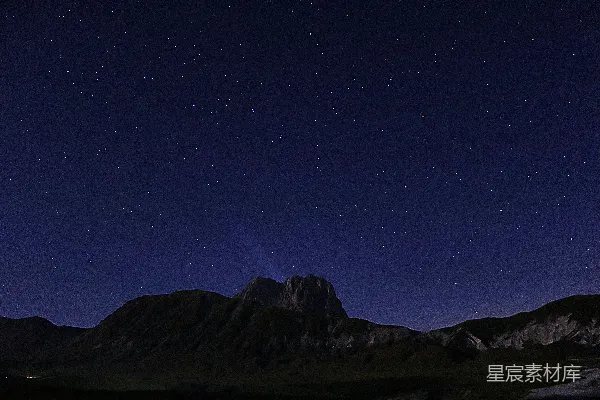 高清摄影 夜空下的山峰