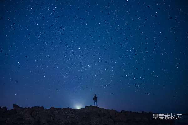 高清摄影 仰望星空的孤独者
