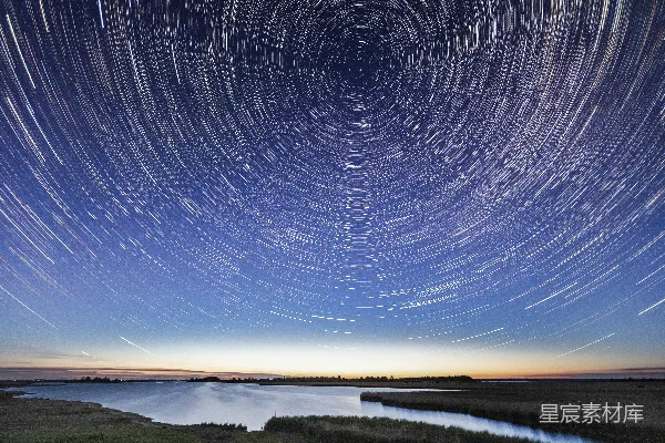 高清摄影 星轨下的宁静湖畔
