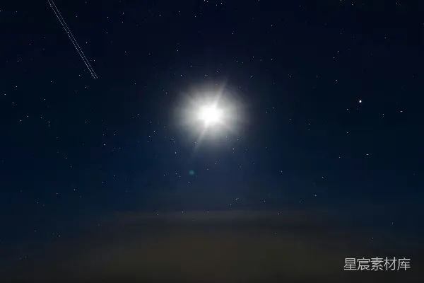 高清摄影 夜空中的流星与月光