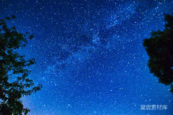 高清摄影 夜空下的星河与流星
