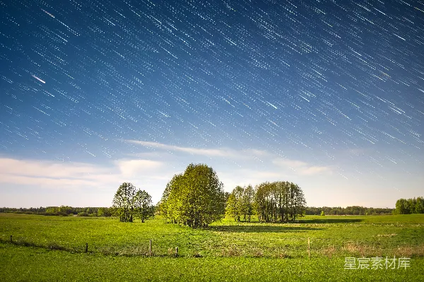 高清摄影 夜空下的星轨与绿野