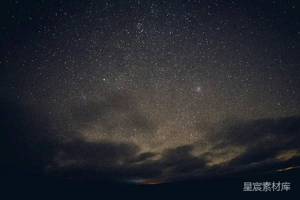 高清摄影 夜空中的银河与云层