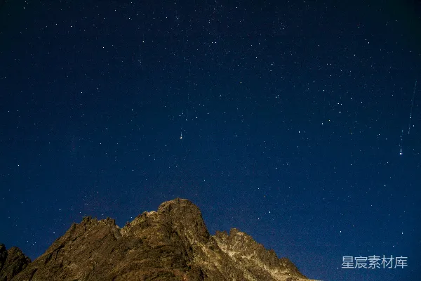高清摄影 夜空中的流星与山峰