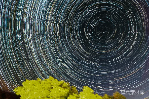 高清摄影 星轨之美：夜空中的旋转光环