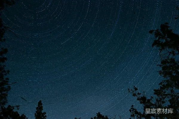 高清摄影 星轨夜空下的静谧时光