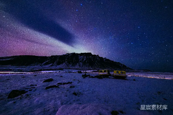 高清摄影 极光下的宁静雪地