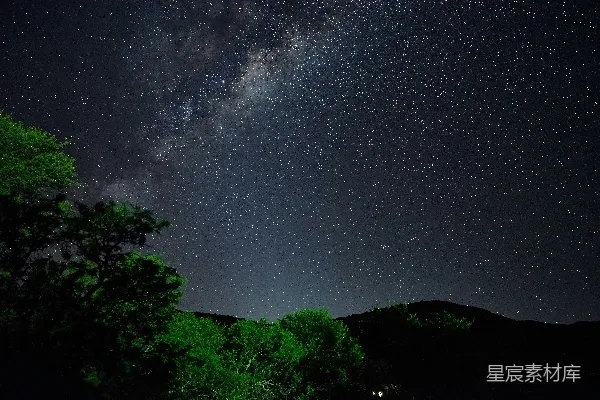高清摄影 夜空下的银河