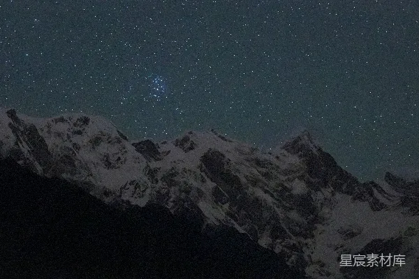 高清摄影 雪山夜空下的璀璨星辰
