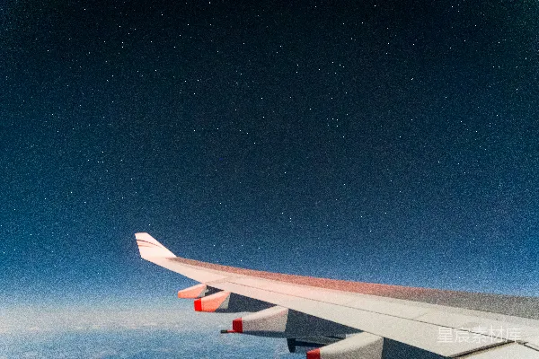 高清摄影 夜空中飞机的翅膀