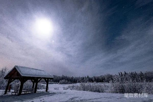 高清摄影 冬夜月光下的雪地小屋
