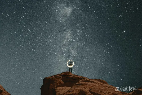 高清摄影 星河下的神秘光圈