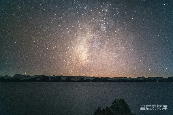 高清摄影 夜幕下的星河与静谧湖泊