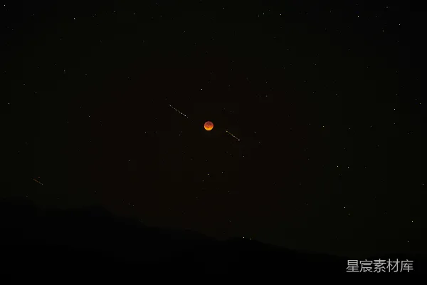 高清摄影 夜空下的流星与红月