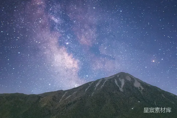 高清摄影 夜空下的山峰