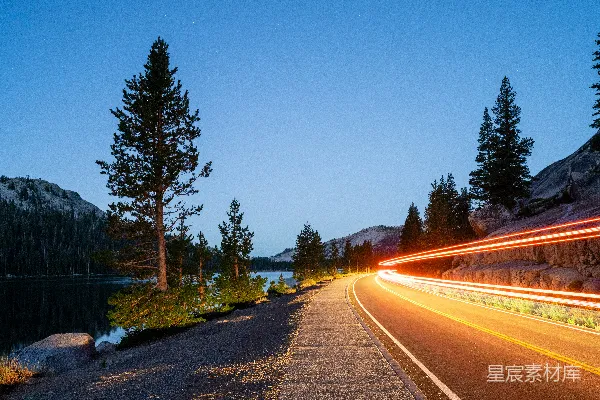 高清摄影 夜景下的湖畔公路
