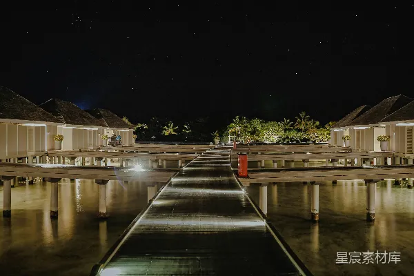 高清摄影 夜幕下的水上别墅码头