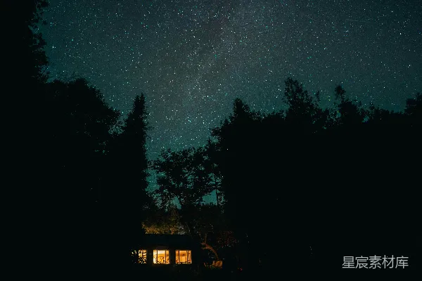 高清摄影 宁静的夜晚星空下的小屋